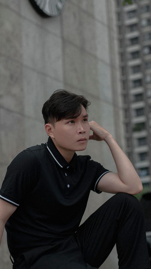 Free A fashionable young man posing stylishly against a modern urban backdrop, showcasing confidence and style. Stock Photo