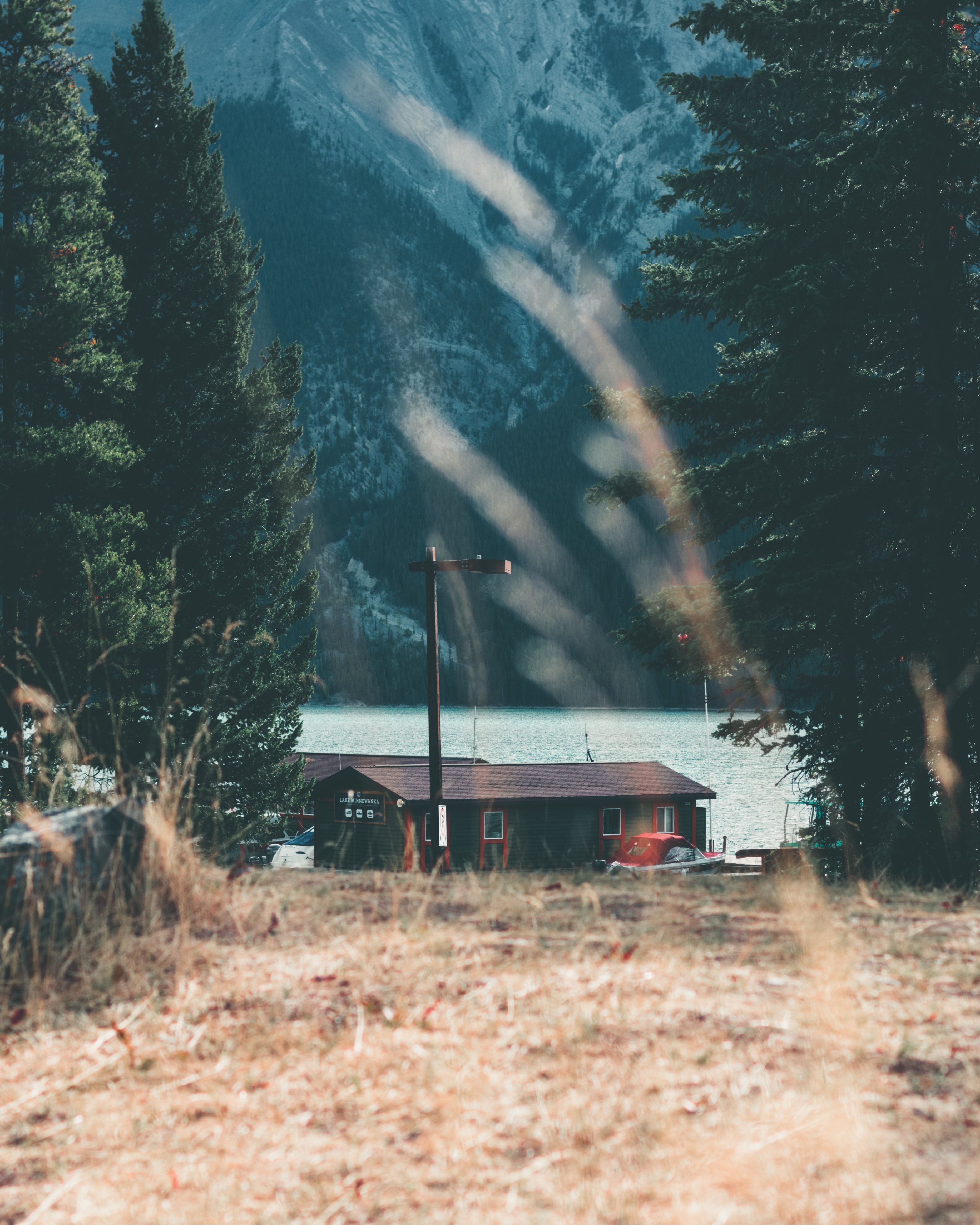 Brown Wooden House Near the Lake · Free Stock Photo