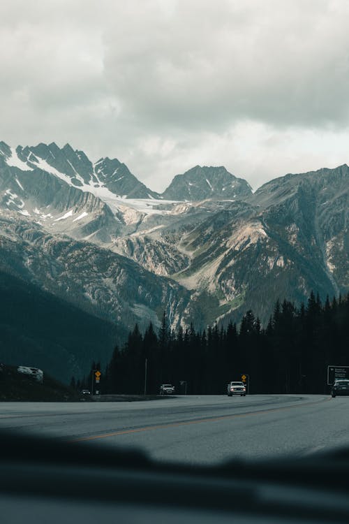 бесплатная Бесплатное стоковое фото с автомобиль, вертикальный выстрел, горы Стоковое фото