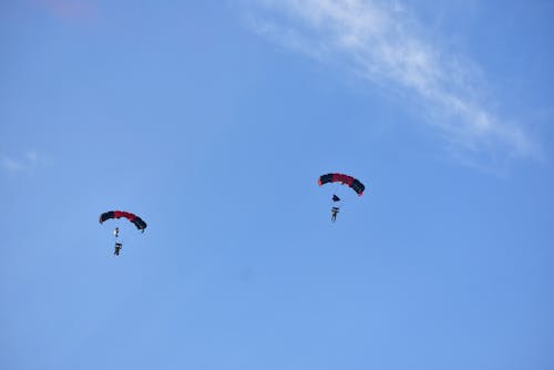 Безкоштовне стокове фото на тему «парашут, стрибки з парашутом»