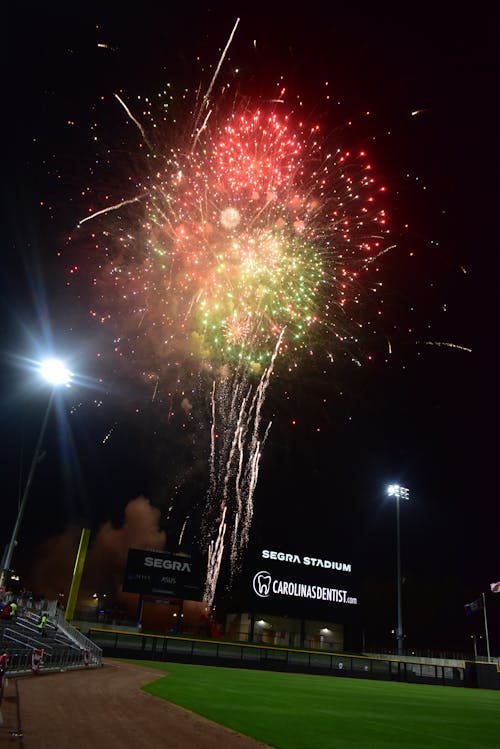 Foto profissional grátis de campo de beisebol, fogos de artifício, show de fogos de artifício