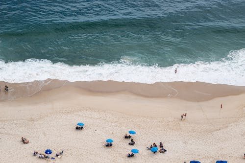 Бесплатное стоковое фото с берег моря, высокий угол, люди