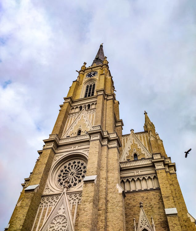 Foto profissional grátis de capela, católico, céu nublado