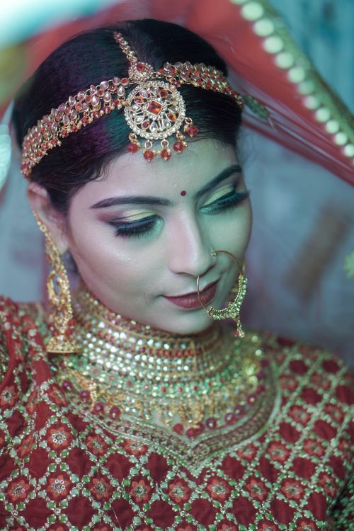 Free Beautiful Indian bride adorned with traditional jewelry and attire, exuding elegance and cultural richness. Stock Photo