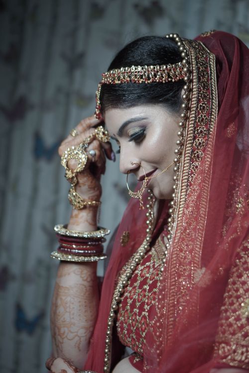 Free A stunning Indian bride in intricate traditional attire, showcasing cultural beauty and elegance. Stock Photo
