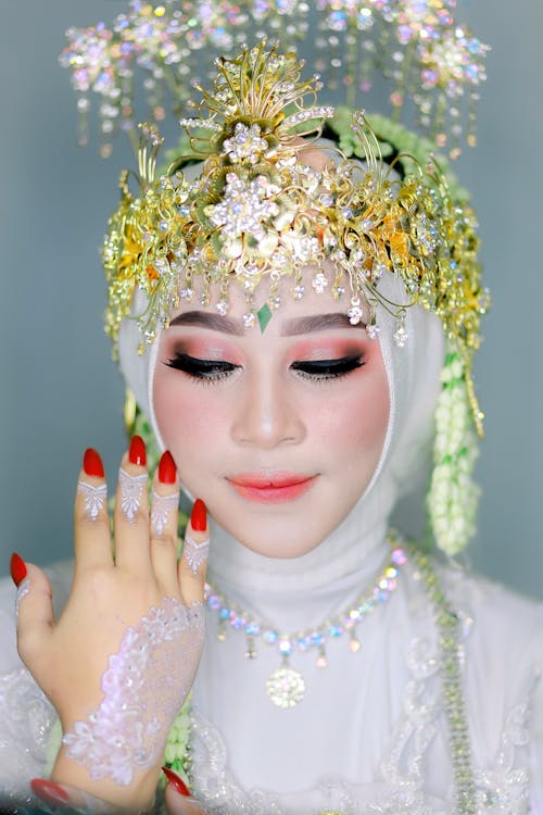 Free Woman With White Floral Headdress Stock Photo