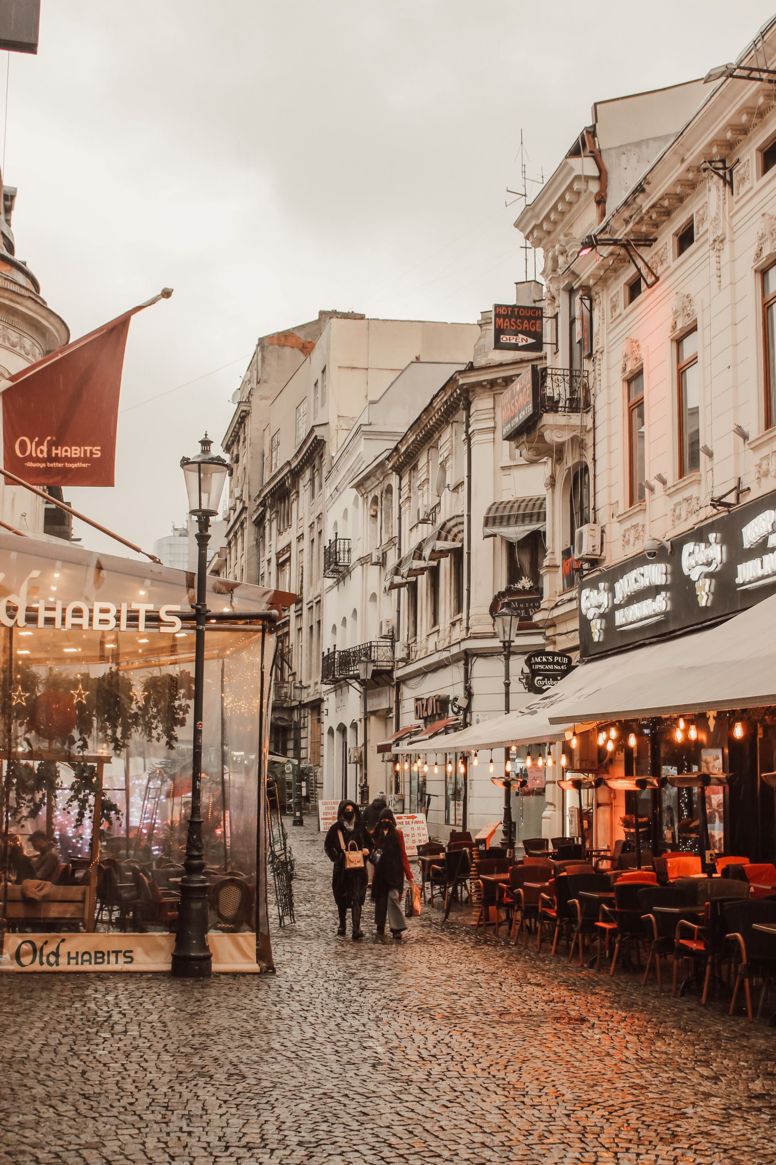 Cazare în București: stradă cu terase în Centrul Vechi