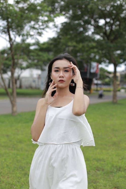Ingyenes stockfotó ázsiai nő, fehér ruhát, függőleges lövés témában