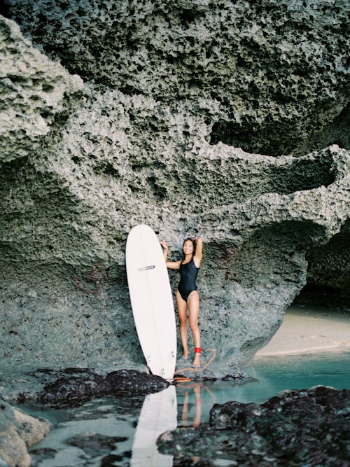 サーフボード, 女性, 岩石層の無料の写真素材