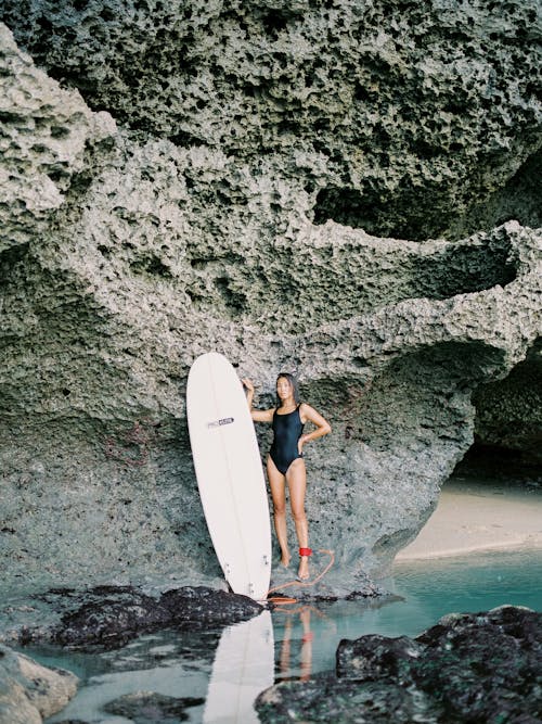 サーフボード, 女性, 岩石層の無料の写真素材