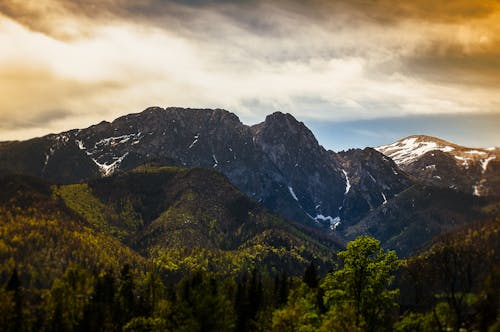 Kostnadsfri bild av bergstoppar, grön, moln