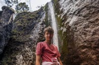 在斯洛伐克维索凯·塔特里瀑布上，一位年轻人拥抱自然的肖像