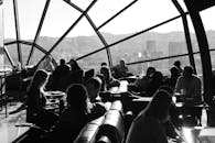 一张黑白照片，记录了人们在旧金山时尚休息室里社交的场景