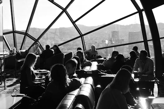 一张黑白照片，记录了人们在旧金山时尚休息室里社交的场景