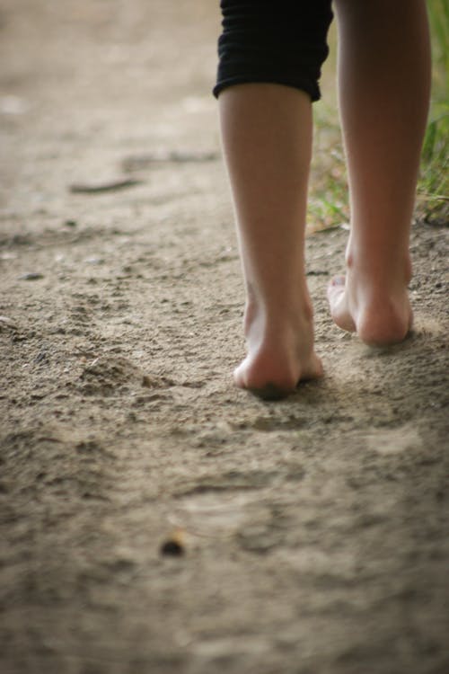 Free stock photo of barefoot, child, feet