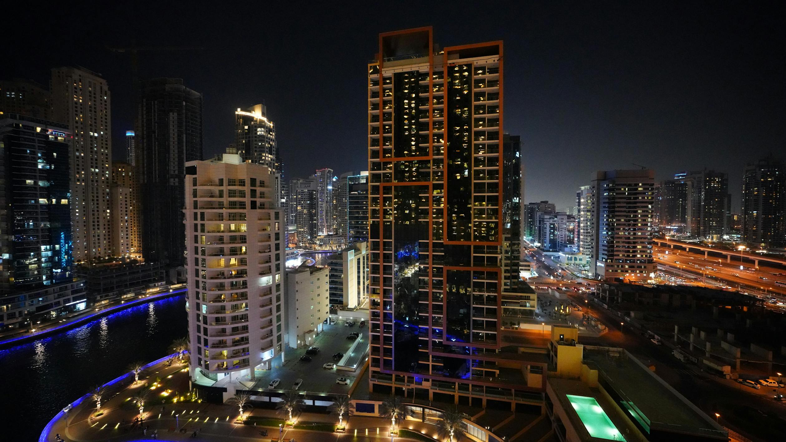 Desert Escape Ultimate Serenity in Dubai 2025 1 A couple enjoying a quiet moment under the stars on a serene Desert Escape in Dubai.