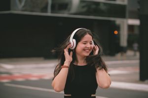 Host wearing headphones — Marcelo Chagas on Pexels