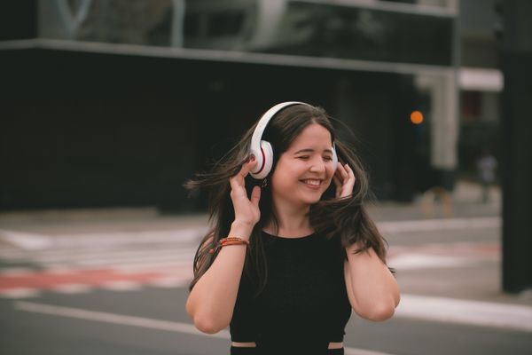 Host wearing headphones — Marcelo Chagas on Pexels