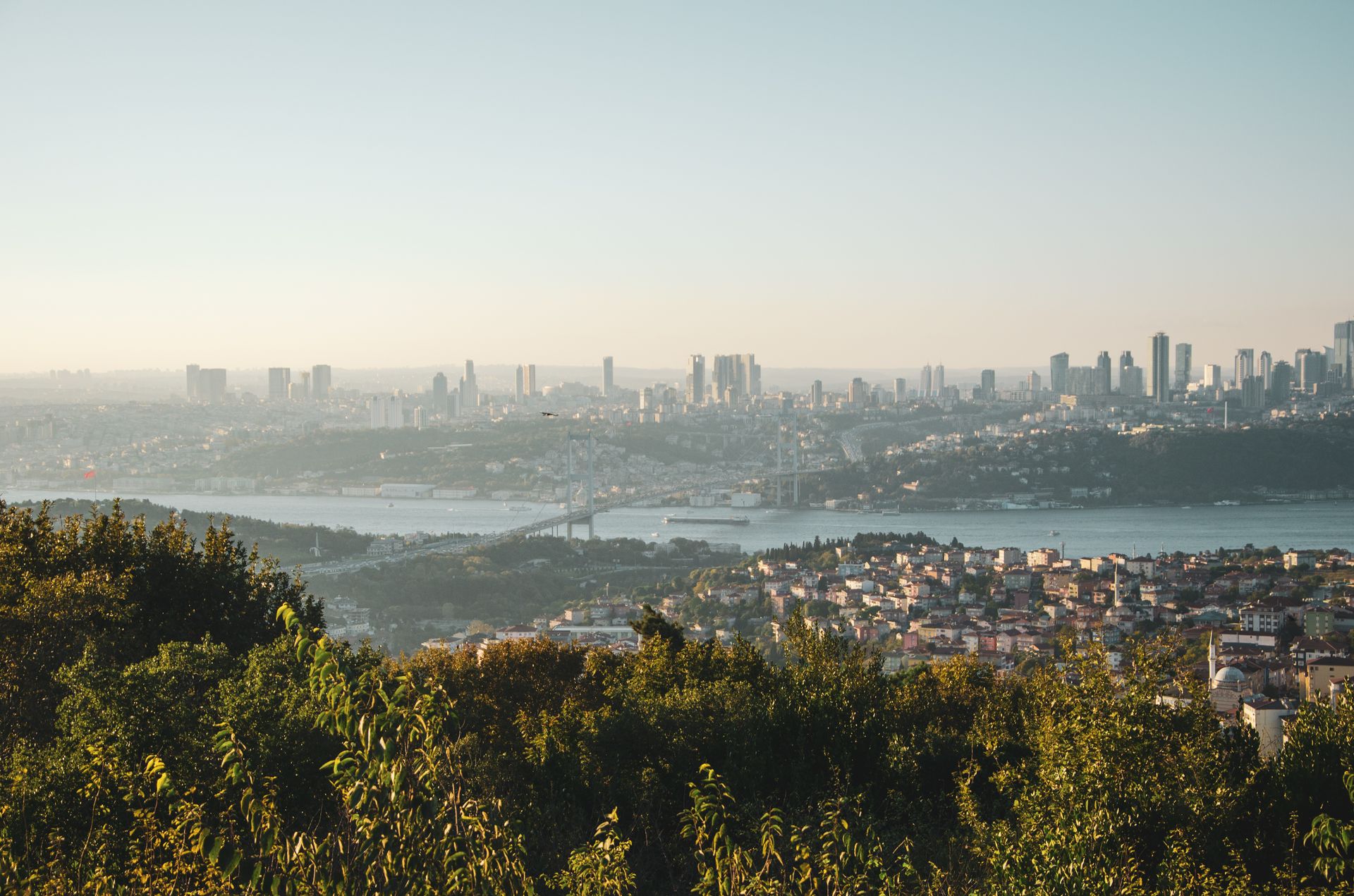 Vista panorámica del Bósforo de Estambul y el distrito financiero