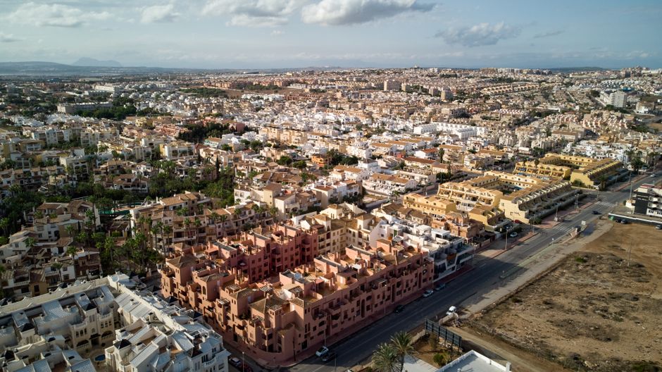 Impresionante vista aérea de Torrevieja, España, que muestra una arquitectura vibrante y un extenso paisaje urbano.