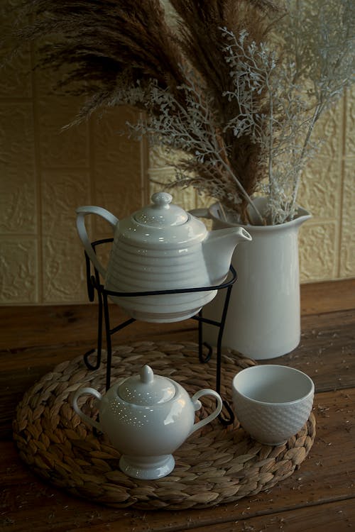 Darmowe zdjęcie z galerii z ceramiczny wazon, czajniczek, drewniana powierzchnia