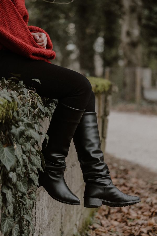 Elegant winter boots outfit for the theater