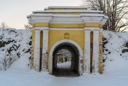 Free A classic yellow archway covered in winter snow, creating a serene snowy entrance. Stock Photo