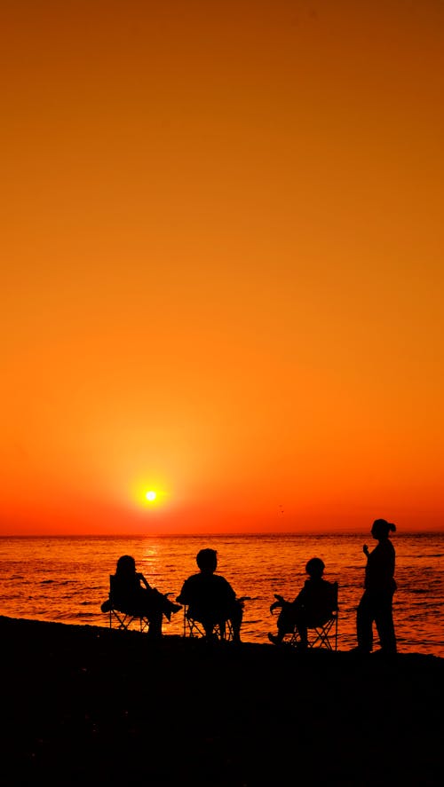 Free Silhouette of People at the Beach Stock Photo