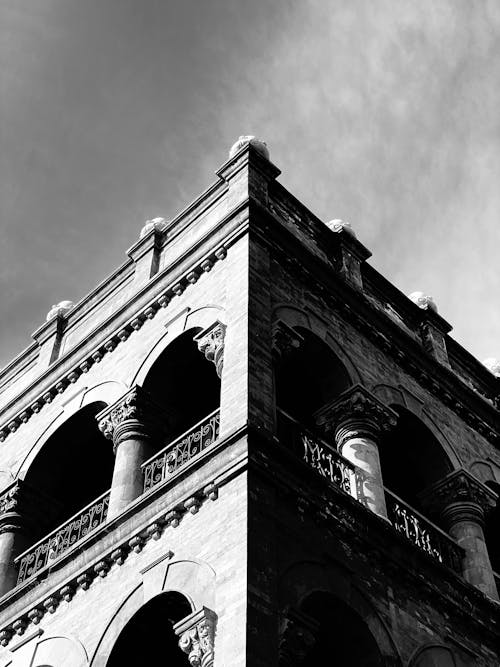 Free Grayscale Photo of the Corner of a Building Stock Photo