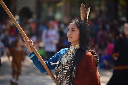 Immagine gratuita di abbigliamento tradizionale, donna, donna nativa americana