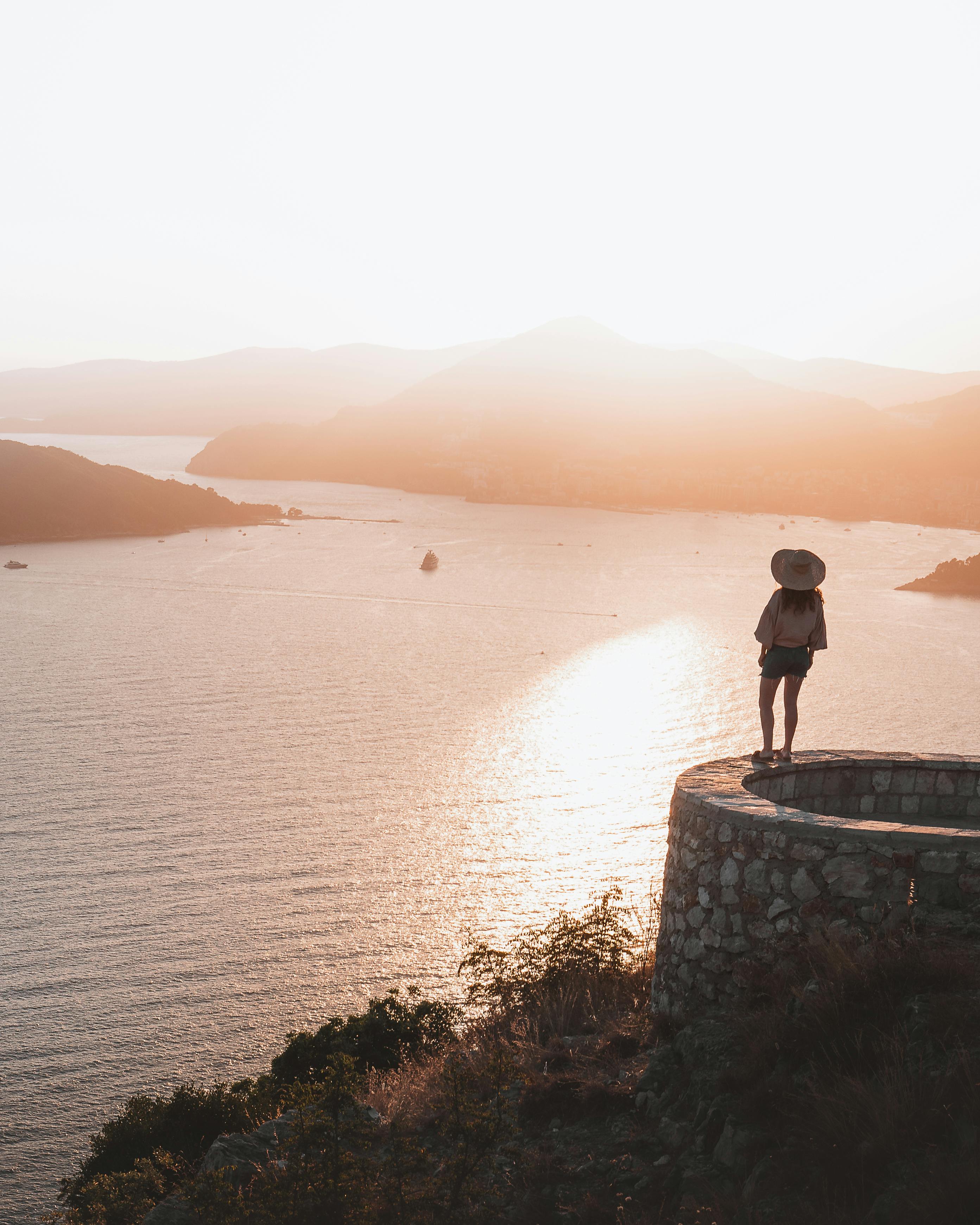 Annamaria, auteure de La Valise de Mia, regardant l'horizon en voyage