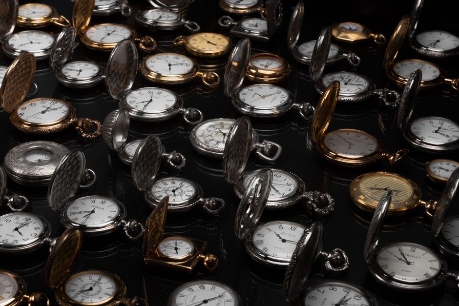 An exquisite display of various vintage pocket watches with intricate designs and metallic finishes. An exquisite display of various vintage pocket watches with intricate designs and metallic finishes.