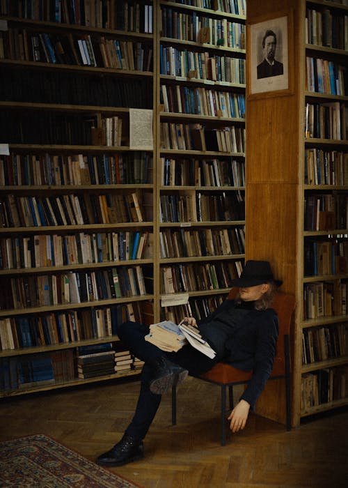Безкоштовне стокове фото на тему «Бібліотека, вертикальні постріл, волосина»