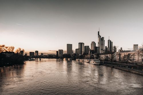 Free Captivating view of Frankfurt's skyline along the river at twilight, showcasing modern architecture. Stock Photo