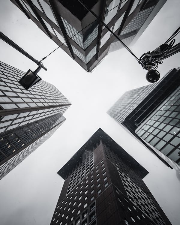 Fotos de stock gratuitas de blanco y negro, ciudad, edificio alto