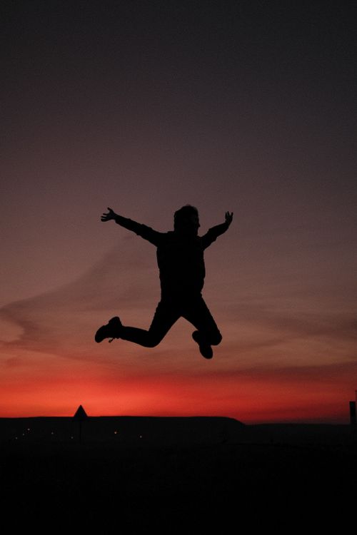 Free Silhouette of a man jumping against a vibrant sunset sky in Yozgat, Türkiye. Stock Photo