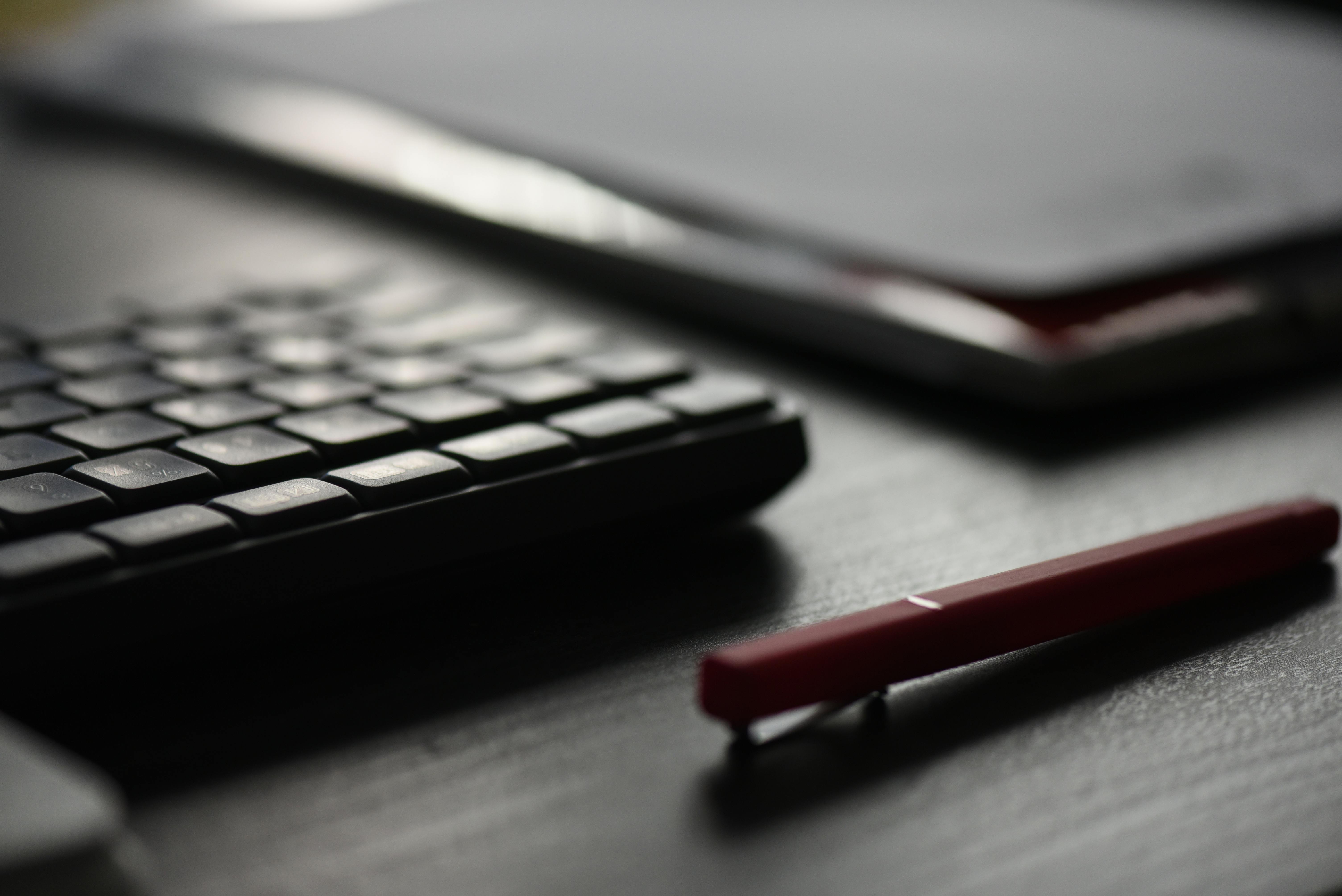 Atemberaubender Sonnenuntergang über den roten Dünen während einer Dubai Desert Safari, ein Moment purer Emotionen.