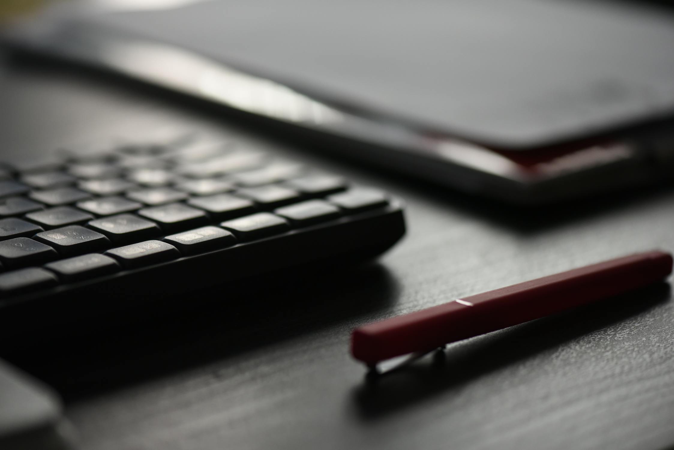 Beste Dubai Desert Safari 2026 Emotionen Pur 1 Atemberaubender Sonnenuntergang über den roten Dünen während einer Dubai Desert Safari, ein Moment purer Emotionen.