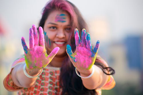 Vrouw Met Haar Handen Met Diverse Kleur Verven