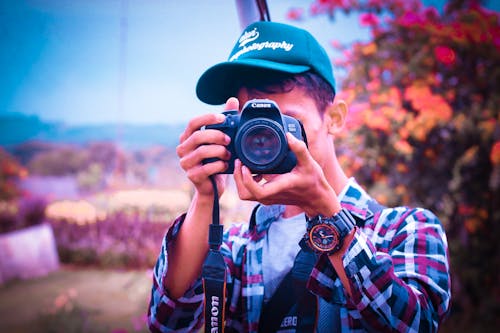 Fotografi Fokus Dangkal Seorang Pria Yang Memegang Kamera