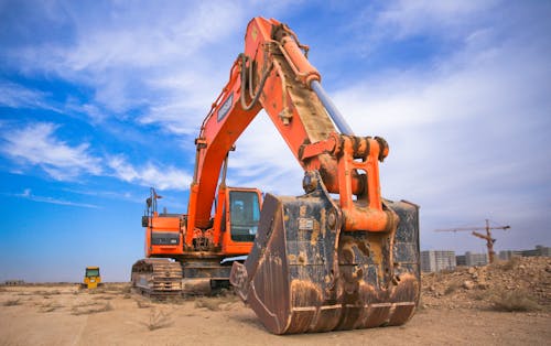 Low Angle Fotografie Von Orange Bagger Unter Weißen Wolken