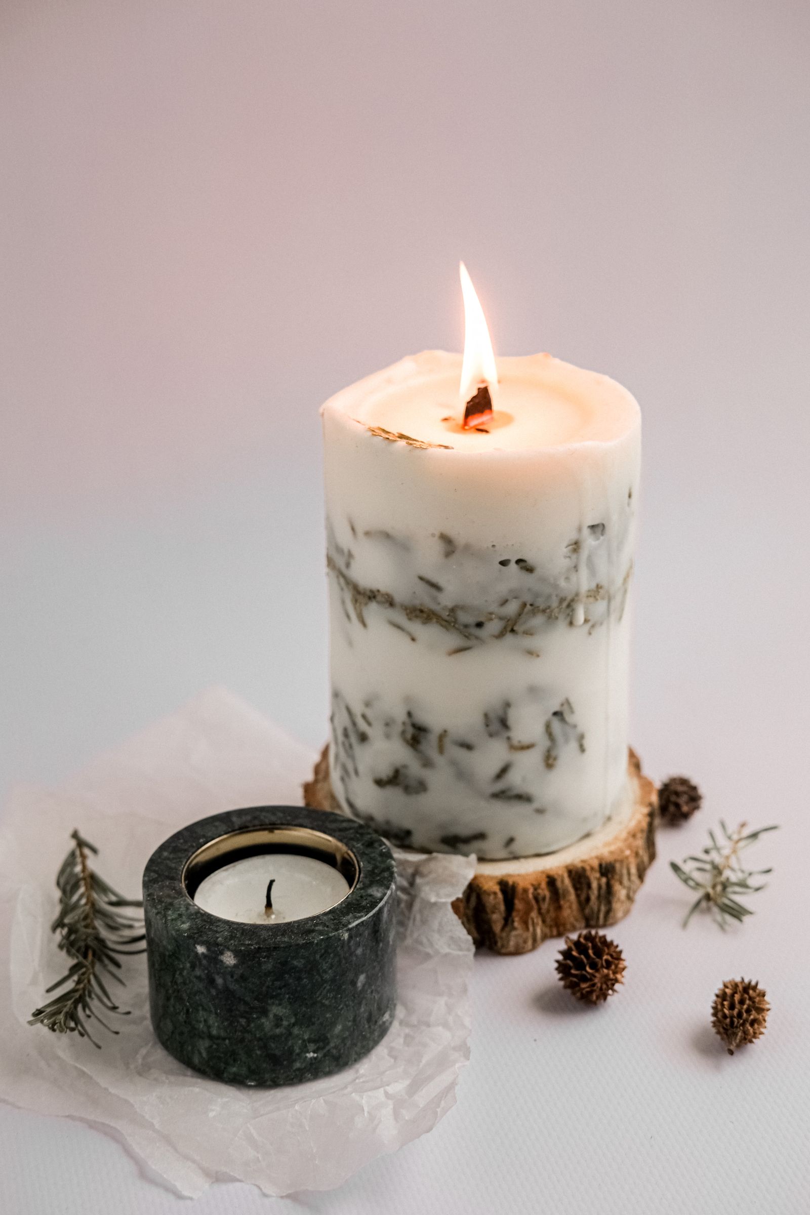 Composição de velas aromáticas e elementos de autocuidado