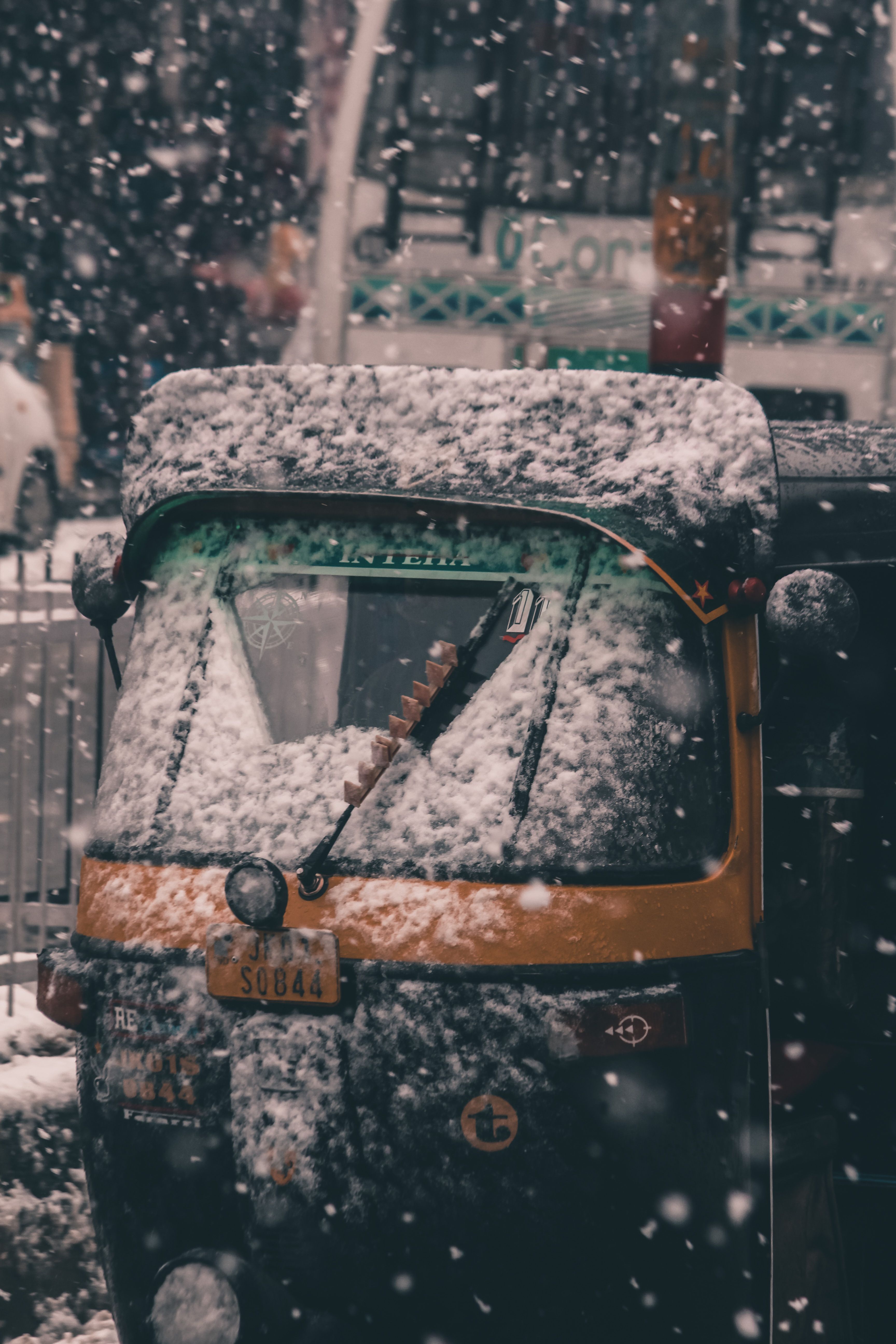 Snow Pouring on a Vehicle · Free Stock Photo