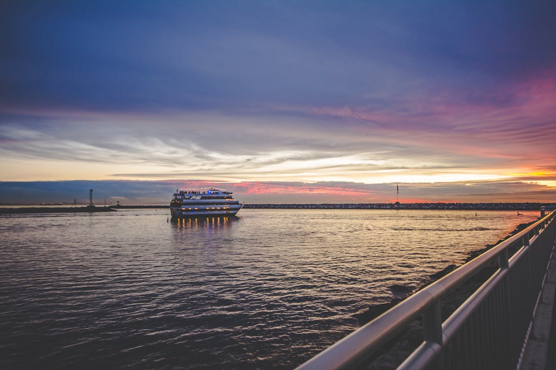 Foto Van Cruiseschip Op Zee