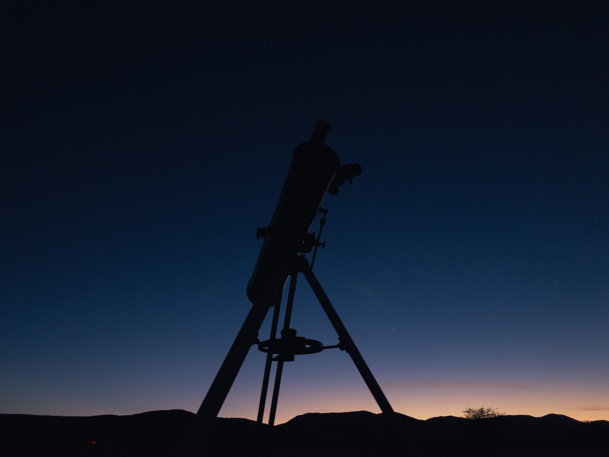 Telescopio instalado bajo un cielo nocturno oscuro y despejado