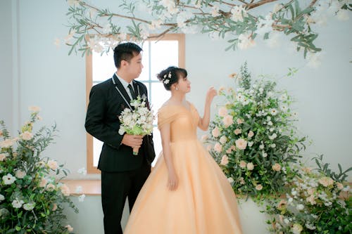Kostnadsfri bild av asiatiskt par, bröllop, bröllopsblommor