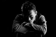 一张表情激烈的男子黑白肖像，他身穿牛仔夹克