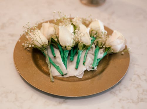 White Roses on Brown Round Plate