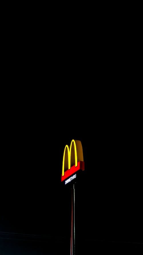 Fotobanka s bezplatnými fotkami na tému McDonalds, v noci, veľké mesto