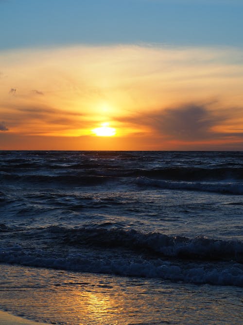 Foto stok gratis fotografi di laut, matahari terbenam, matahari terbenam di pantai